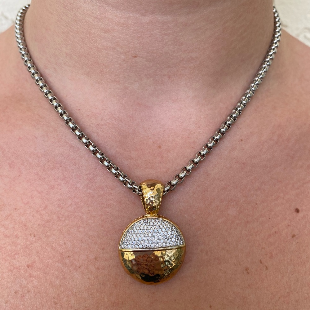 Mixed metal CZ round pendent necklace. 🌞